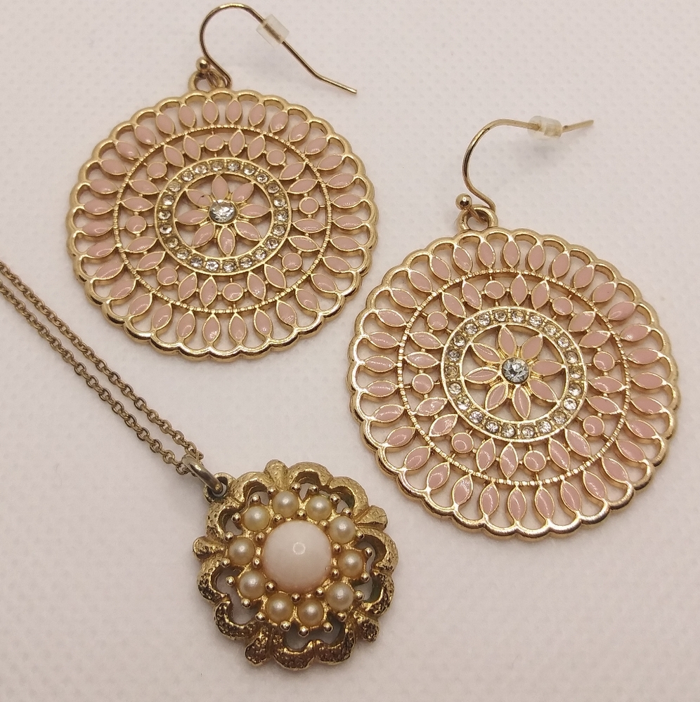Light Pink Vintage Necklace with Boho Earrings